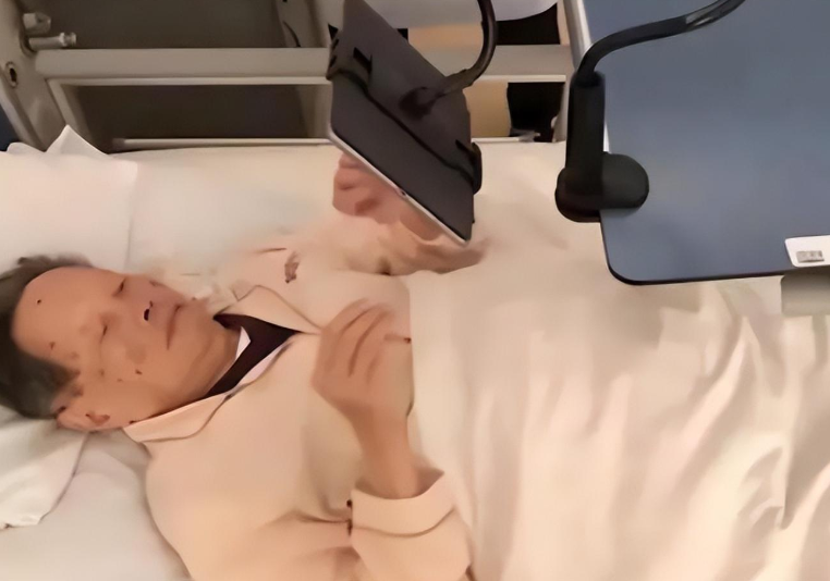 翁帆独自日本游玩,写诗曝杨振宁现状,18亿遗产没有她的份