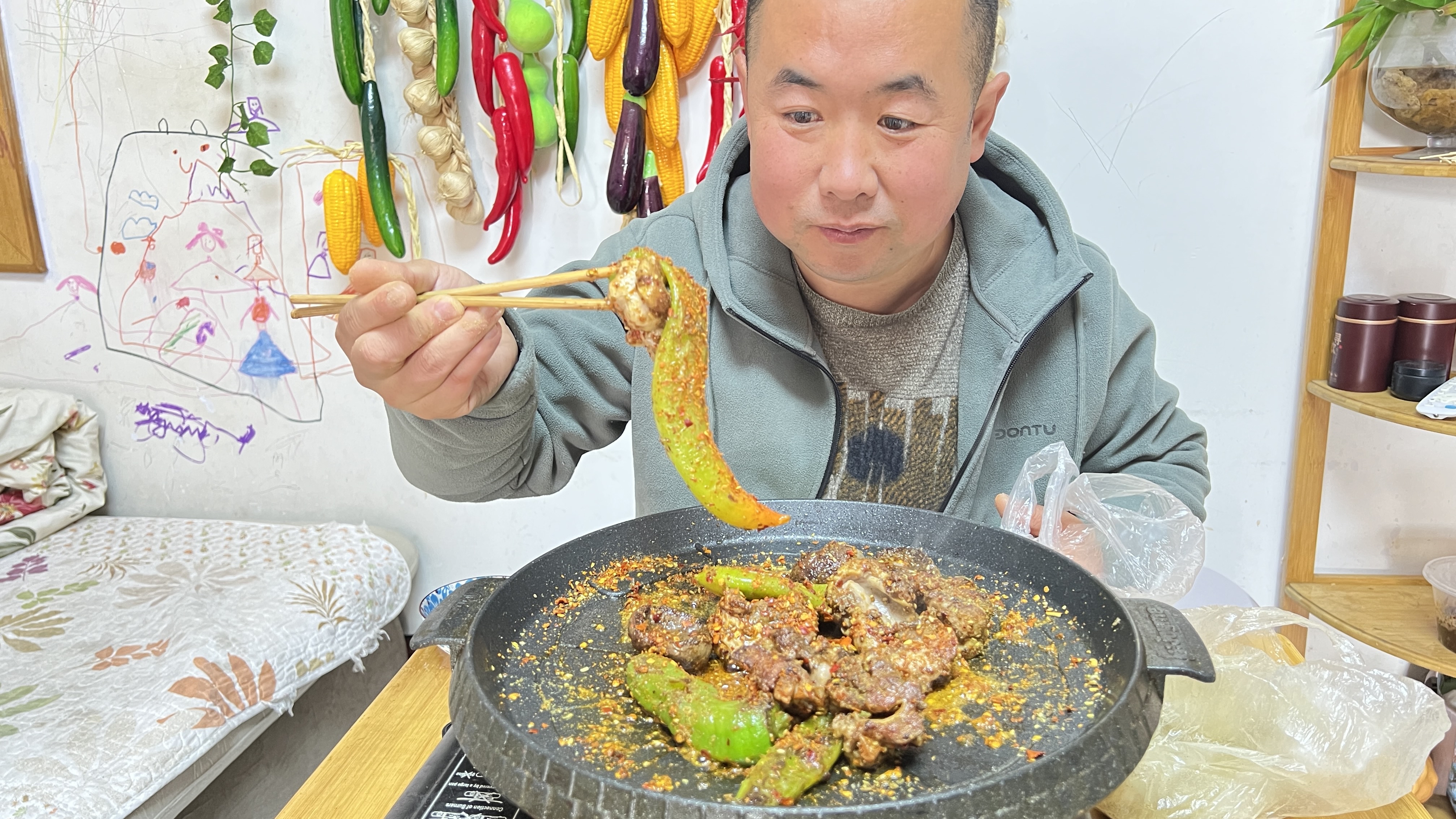 4个羊蛋,羊腰子,一碗酒,老婆不在家,锅哥放飞自我,结果蒙圈