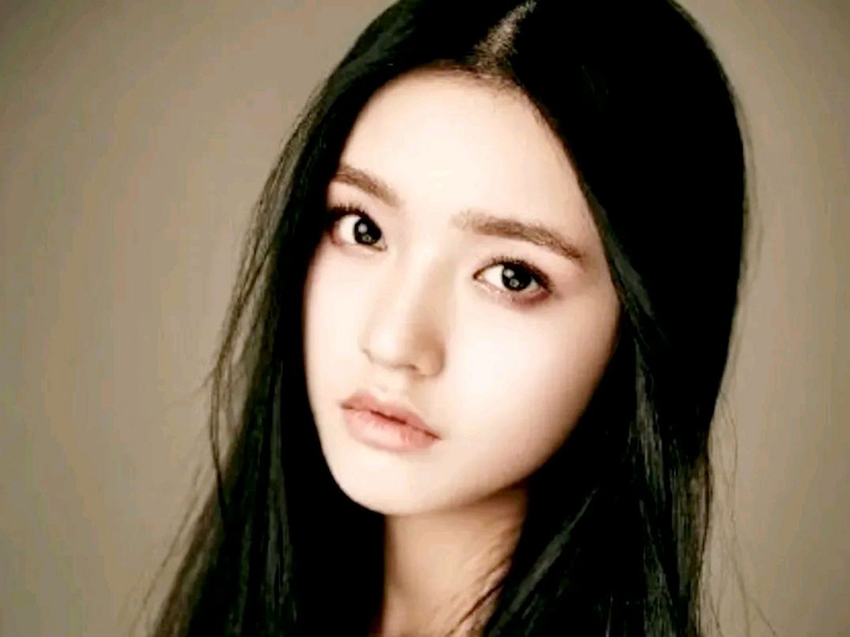 邓超和林允拍《美人鱼》有一场吻戏,周星驰提醒他:"她才18岁,你要主动