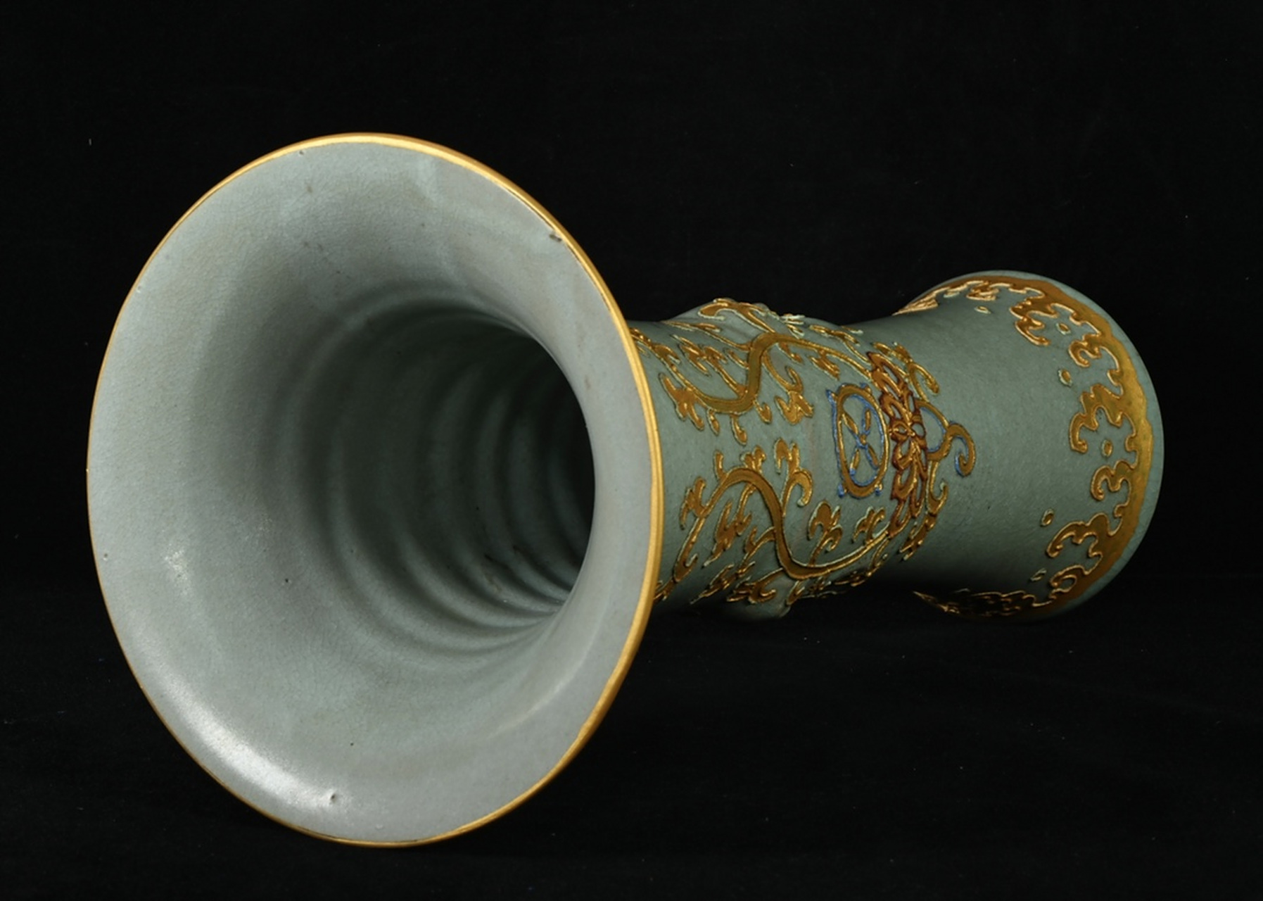 宋汝窑沥粉堆金双鱼纹花觚,高29×15厘米