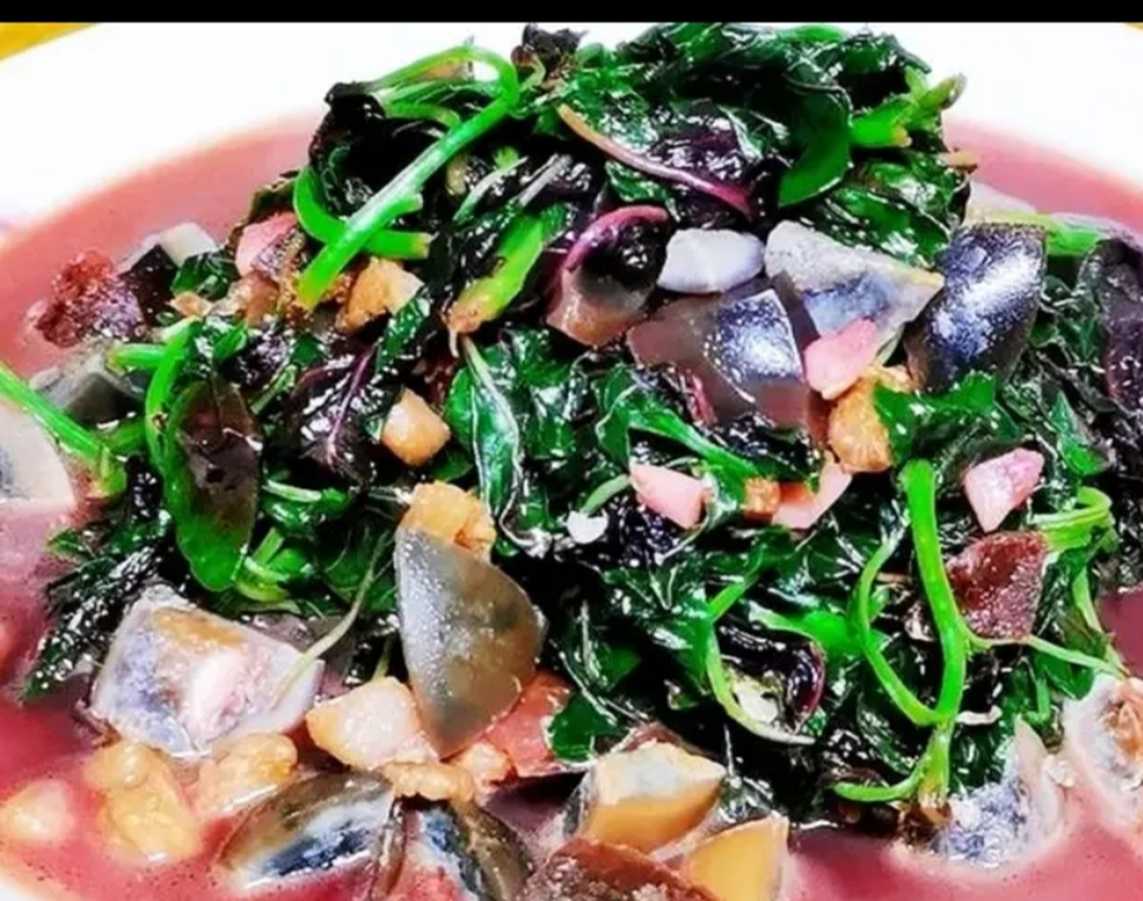 我的美食分享#  苋菜皮蛋汤  1,苋菜掐成小段.