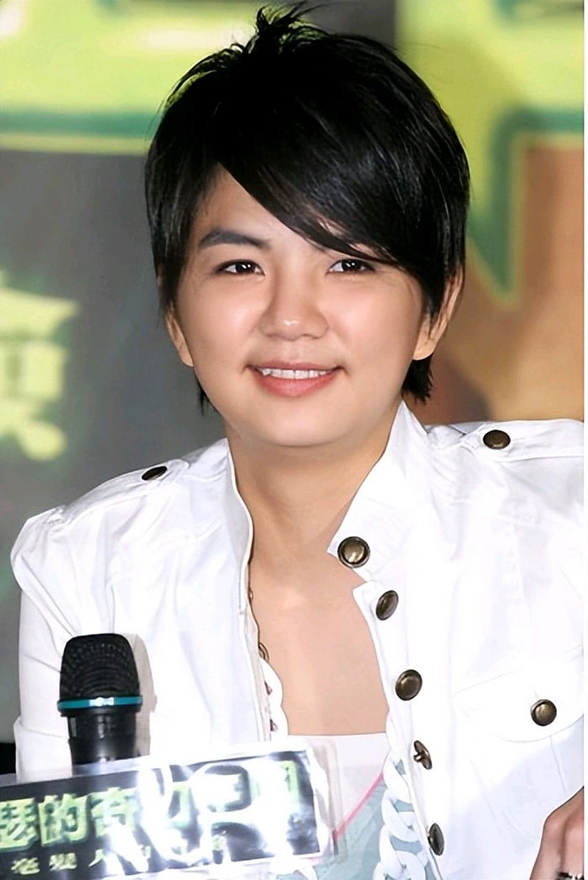 ella近期出席某场线下活动的生图成功火出了圈,一头披肩长发相当妩媚