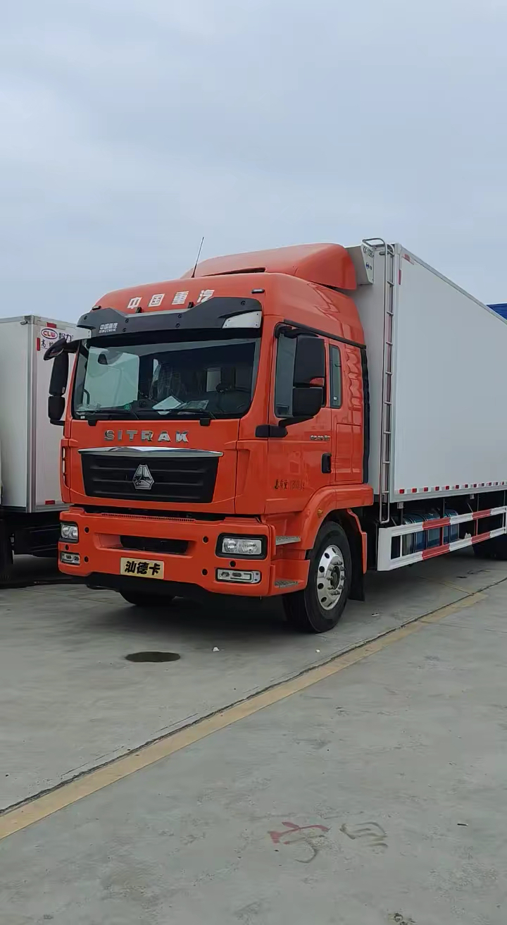 国六汕德卡单桥9米6冷藏车客户正在试车中.