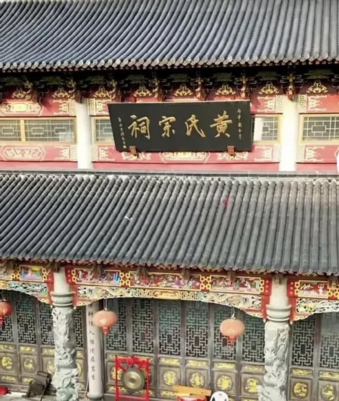 苍南黄氏祠堂大门紧闭,但依然有七八名老人轮流在祠堂二楼值守,一旦有