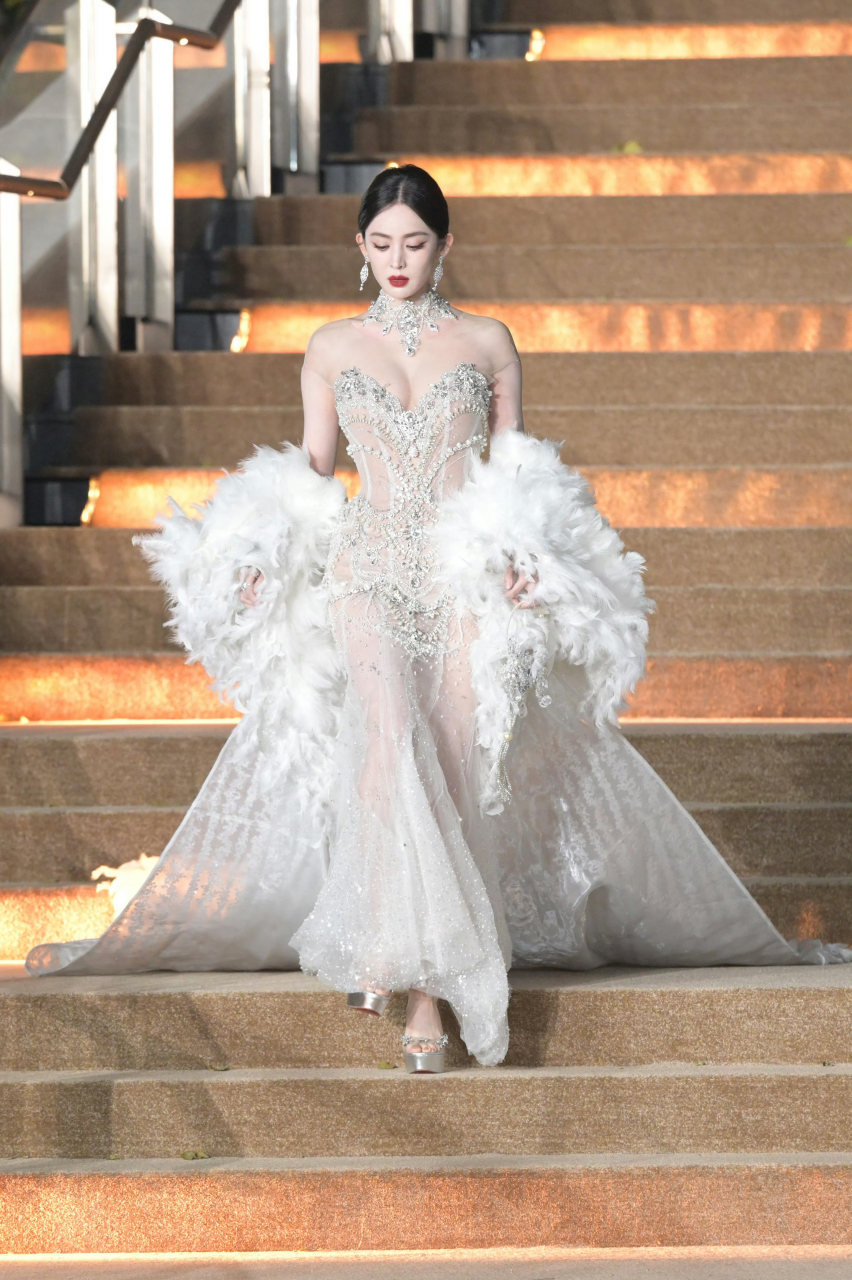 古力娜扎出席vogue盛典红毯,珍珠羽毛透视裙上大分啦!女王即视感拉满!