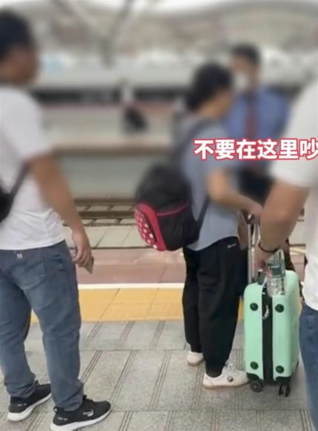 旅客问路被工作人员怼回去多读书