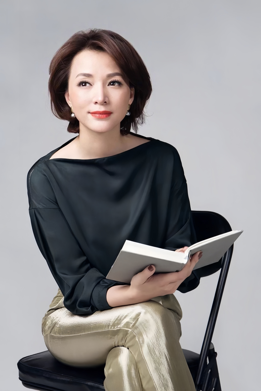 董卿一直以来都是备受尊敬的主持人,以其出色的主持能力和文化素养而