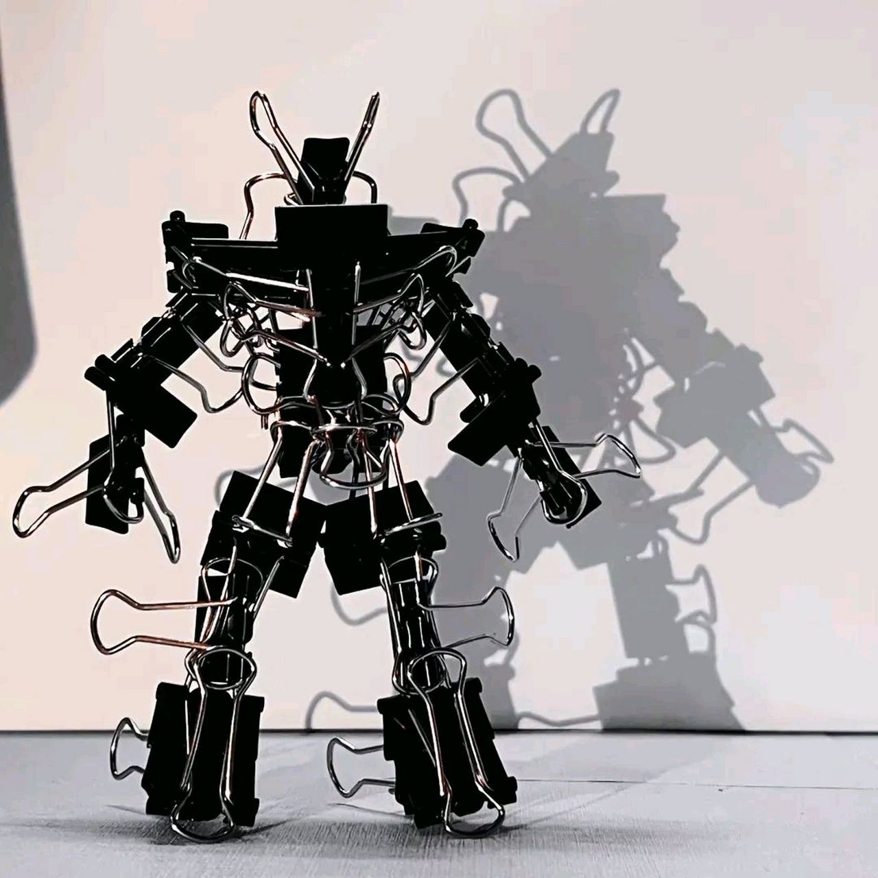 这黑色长尾夹拼凑出的黑武士高达也太帅了,同样是手,我照着拼都拼不出