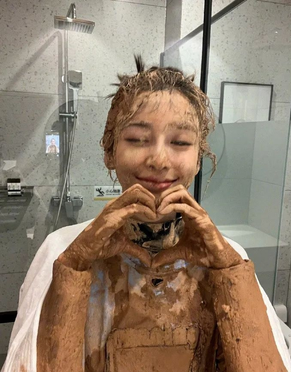 跑男活动后,小泥人"angelababy的形象十分可爱,俏皮的问粉丝们:"还想