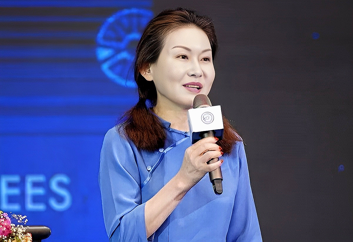 她靠做手机玻璃身价千亿,丈夫却是一名司机,周群飞是如何成功的