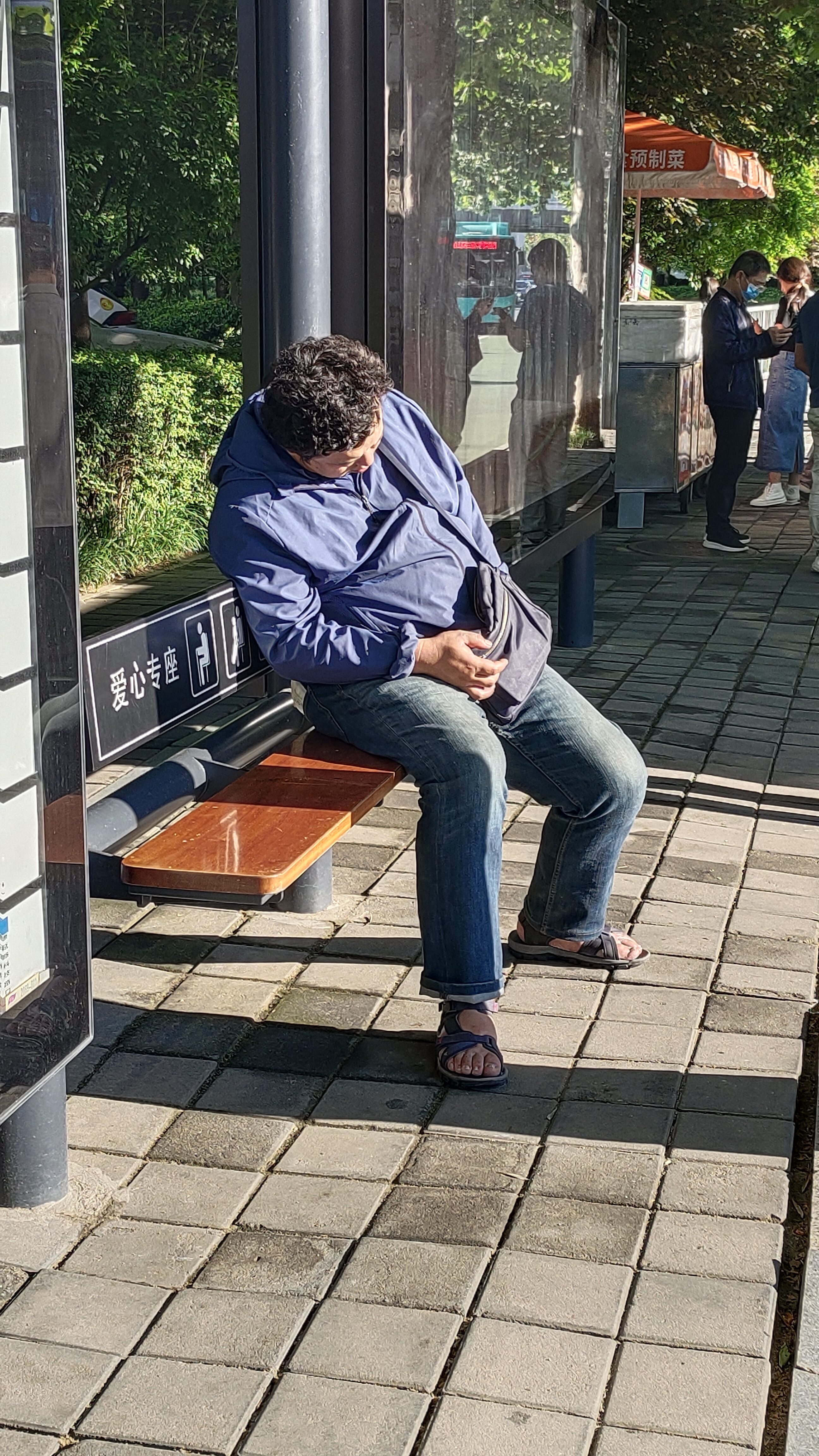 一大早乘公交车上班,在车站长椅上看到一位男士在打瞌睡,睡的很实在