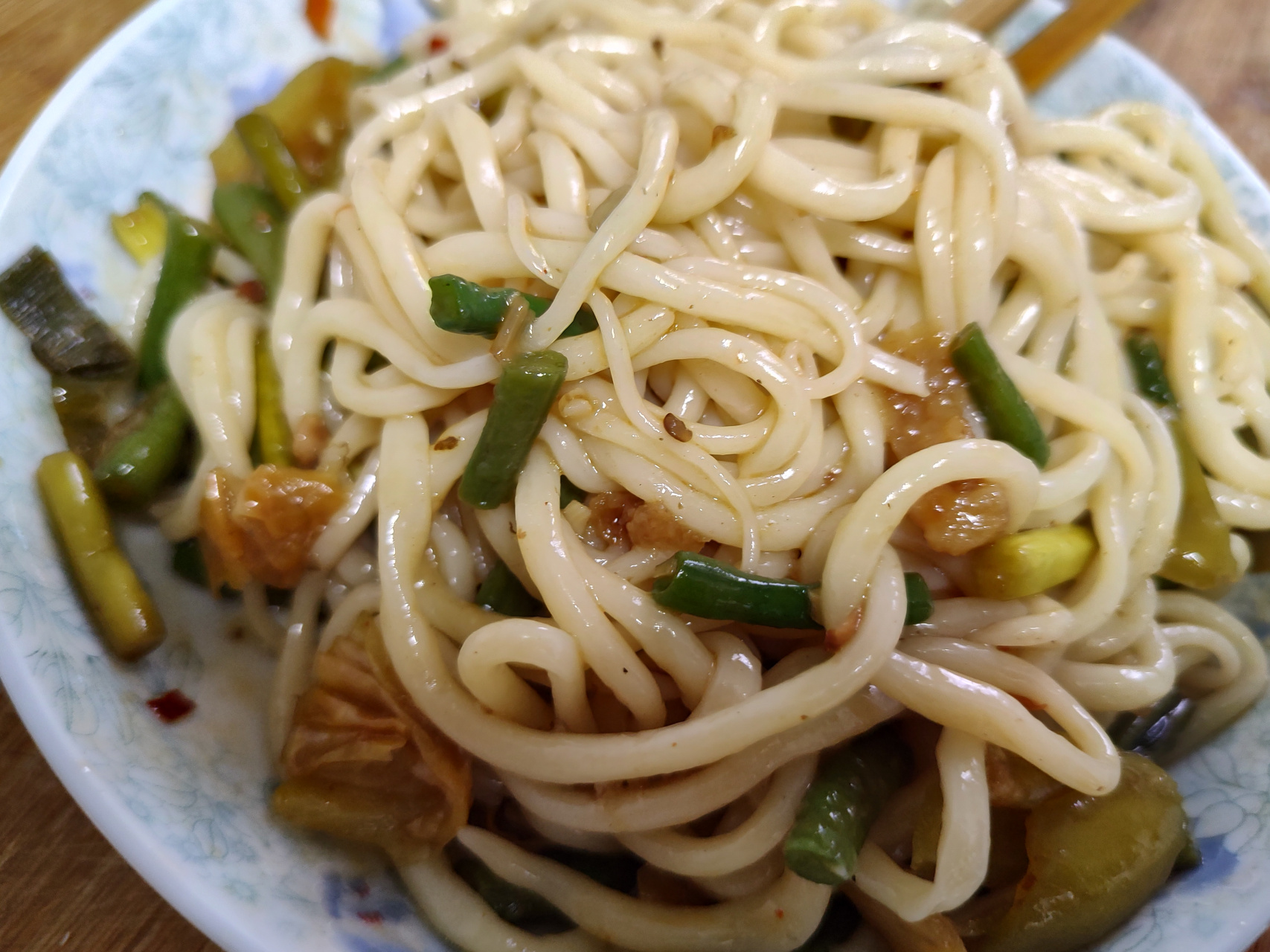 又是面食[捂脸] 拉条子拌面 这个菜有点乱哈 两种混在一起了 青椒洋葱