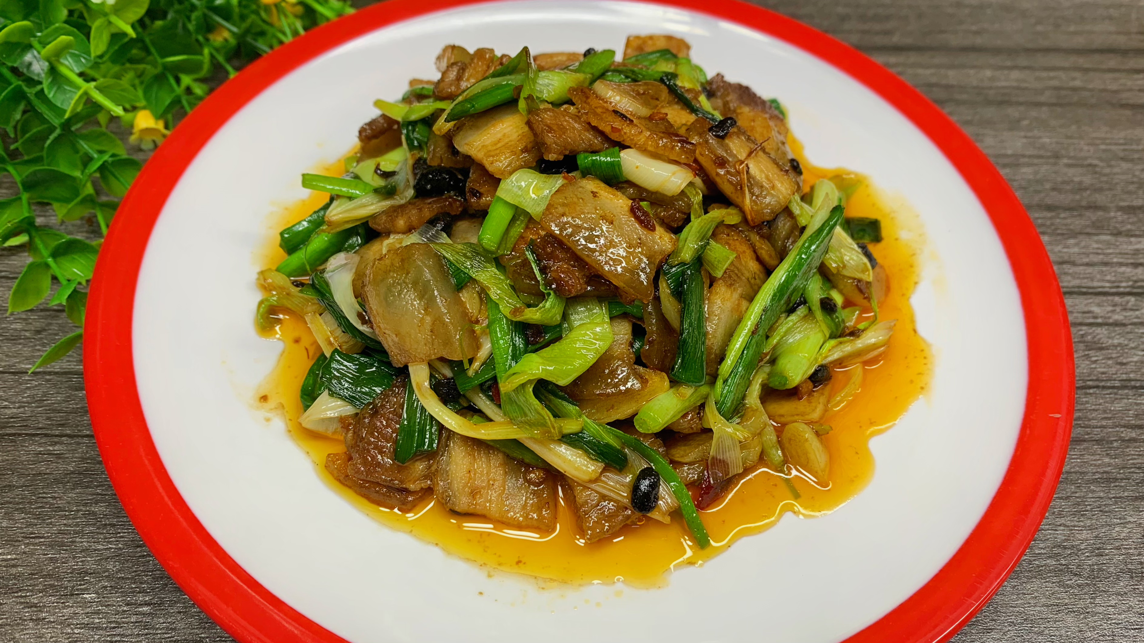 万万没想到回锅肉这样做,出锅后肥而不腻,鲜香入味,好吃又下饭