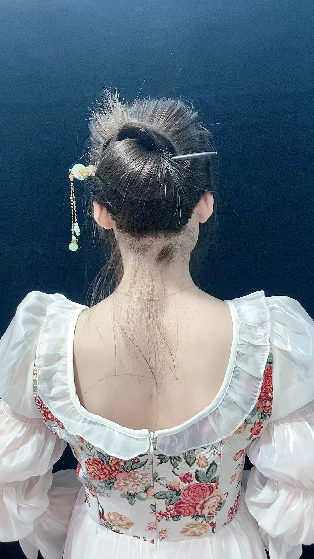 古代女子发簪挽头发慢动作教程