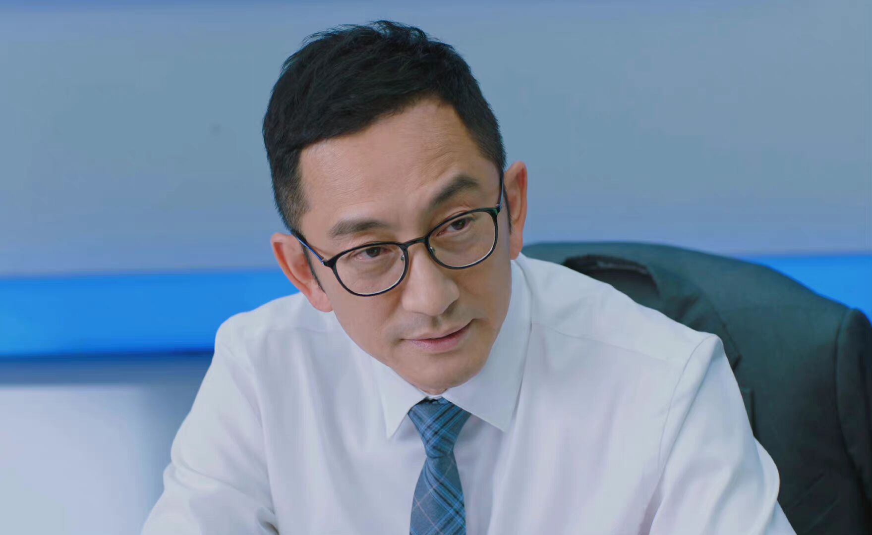 黑金风暴boss是双面演技的吴启华,戴眼镜程至美,摘眼镜荒唐镜!