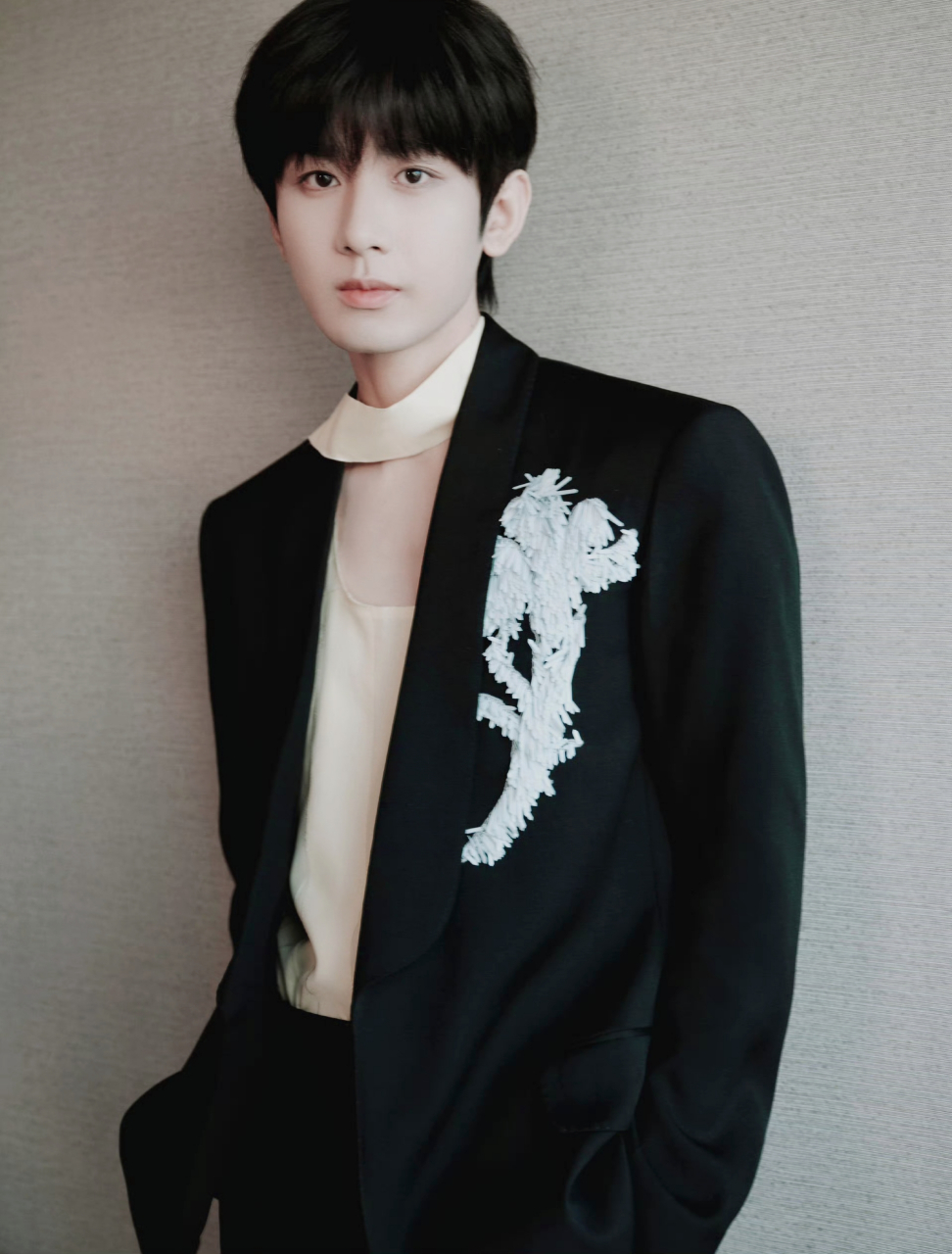 真的拒绝不了穿黑西装的成毅 气质巅峰 谁能不失眠?