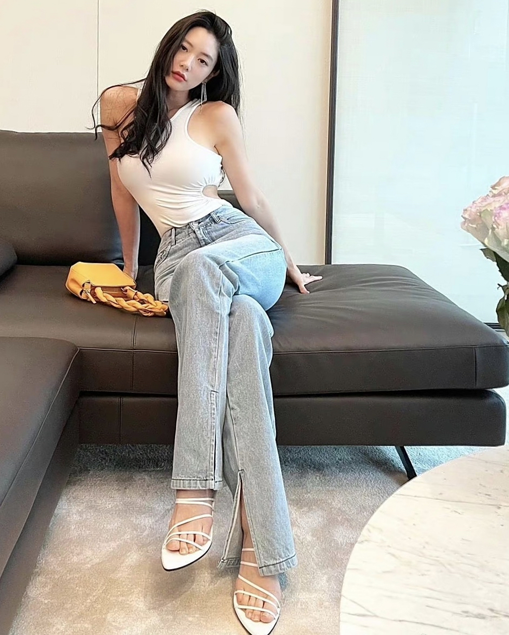 克拉拉的牛仔裤,完美衬托出大长腿! #克拉拉