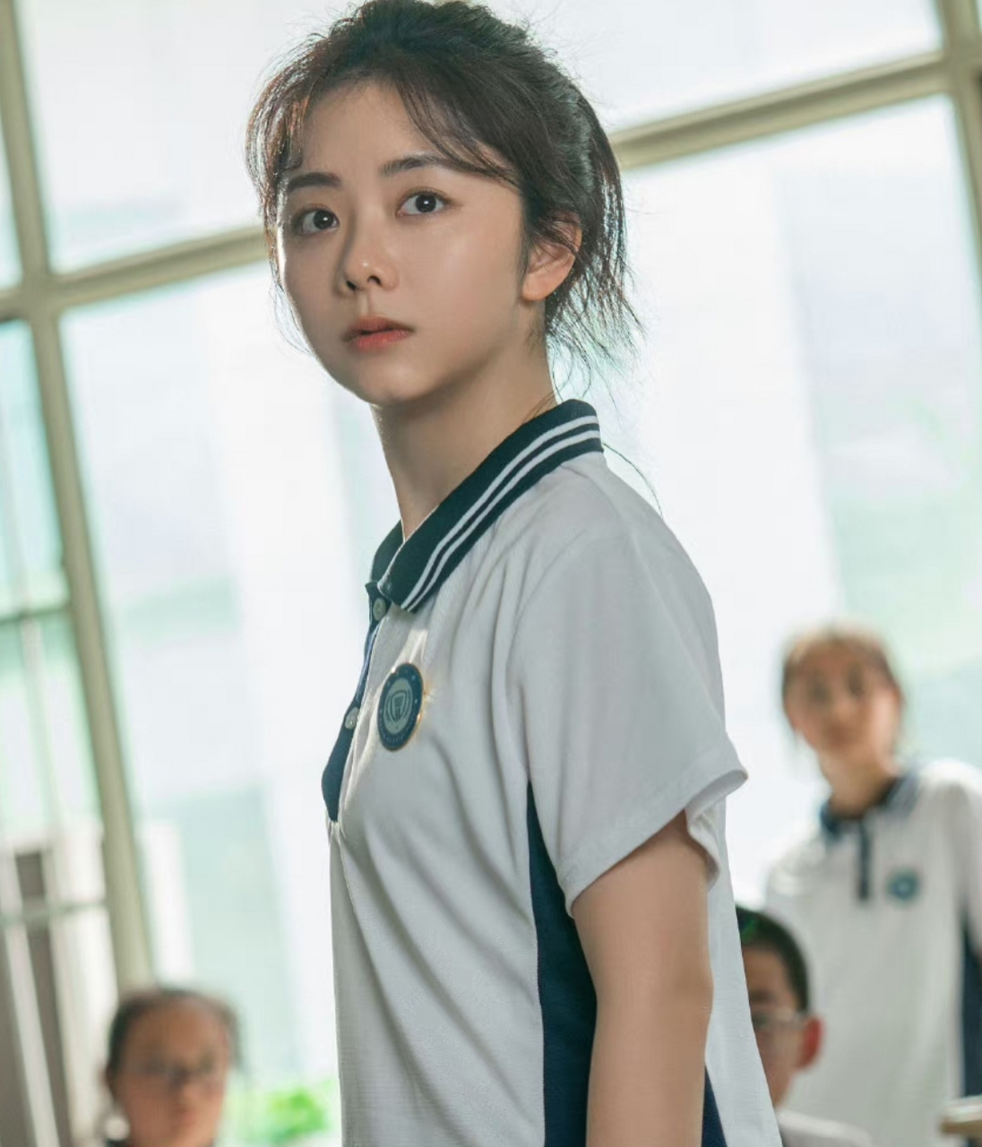 谭松韵分享新戏剧照,她三十多岁还能把校服穿出青春感,这张娃娃脸太