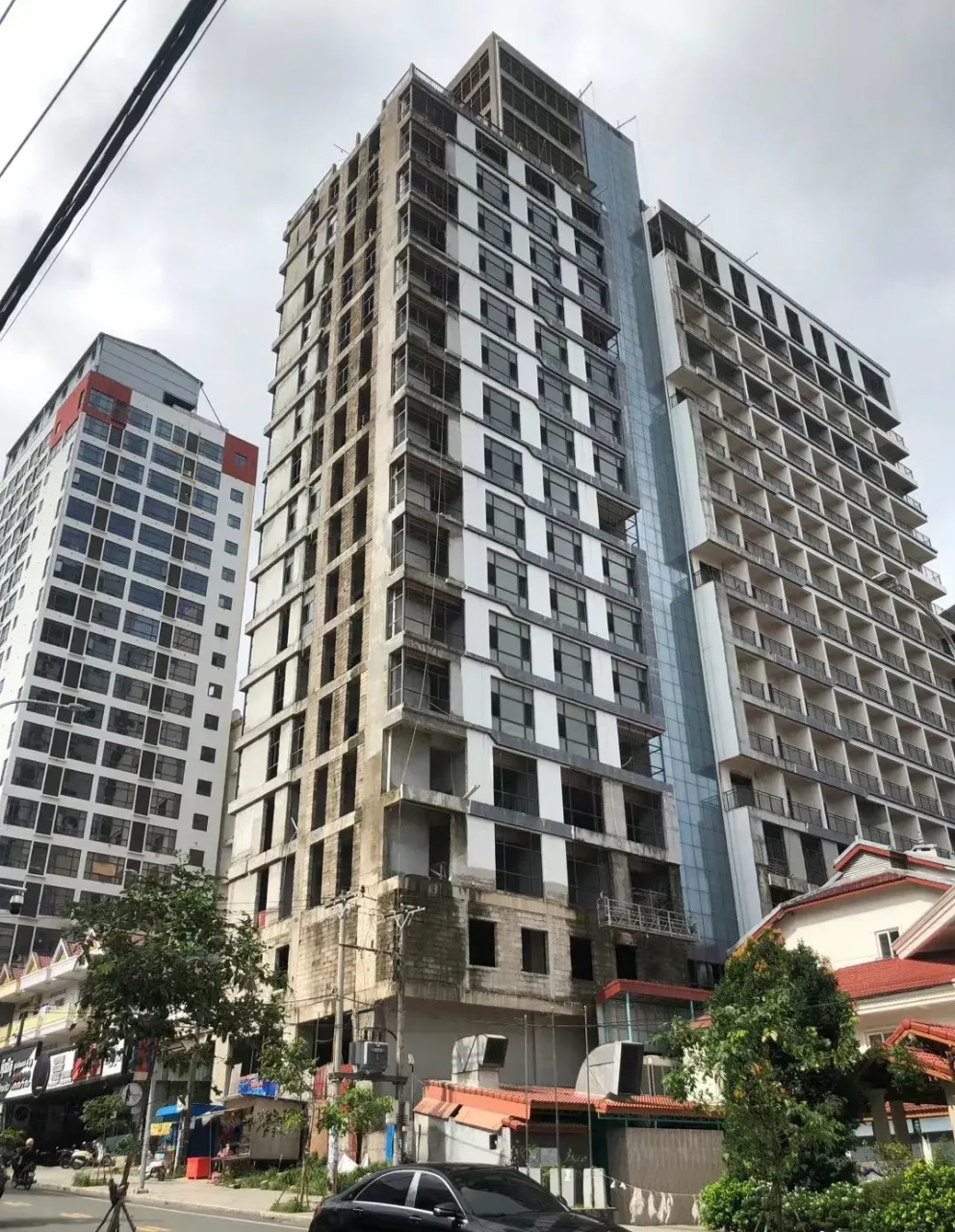 柬埔寨西哈努克,满大街烂尾楼,据说整个城市有400栋烂尾楼,中国老板