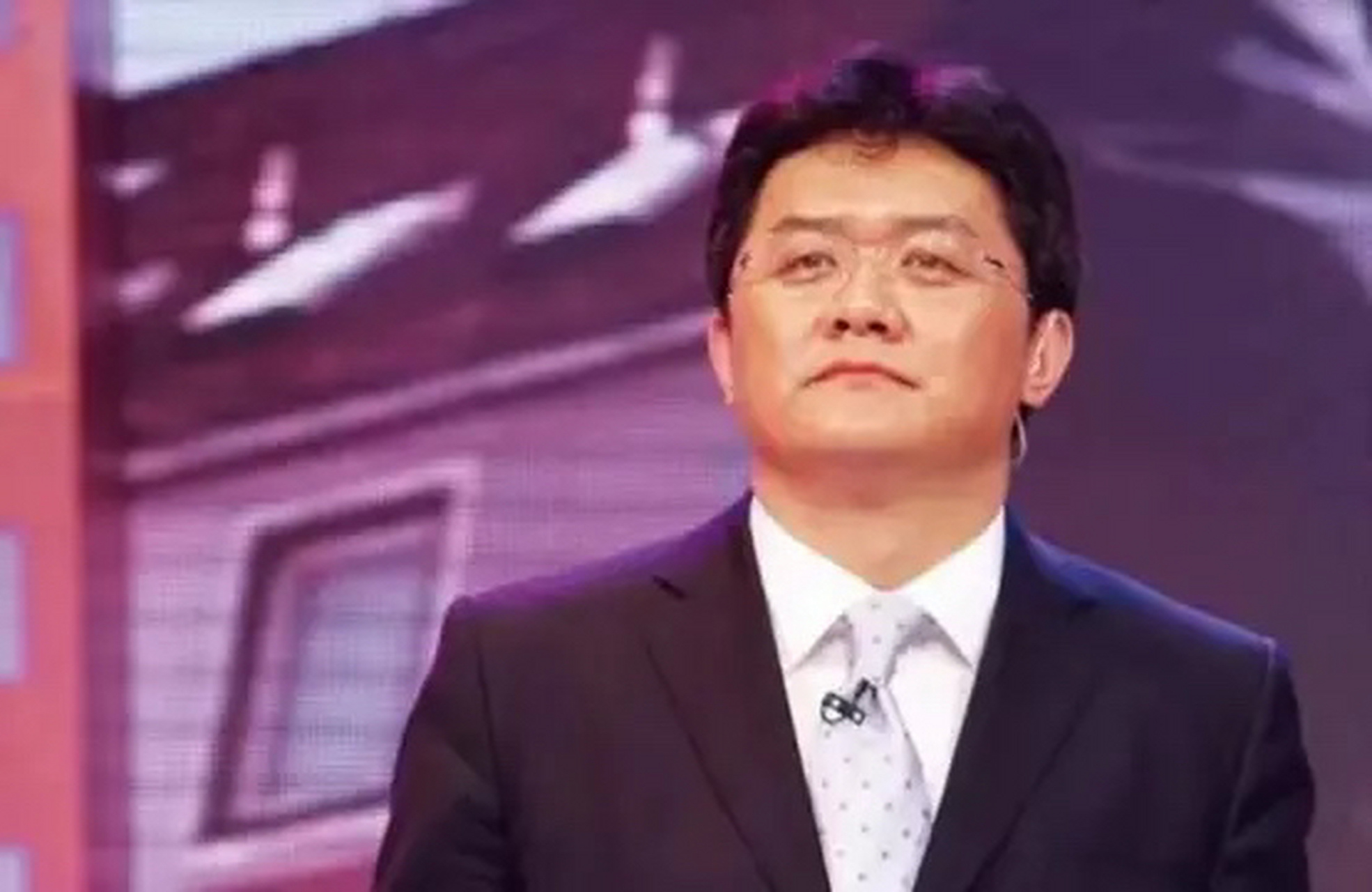 2007年,正在直播奥运新闻发布会时,央视主持人张斌的妻子突然冲上台