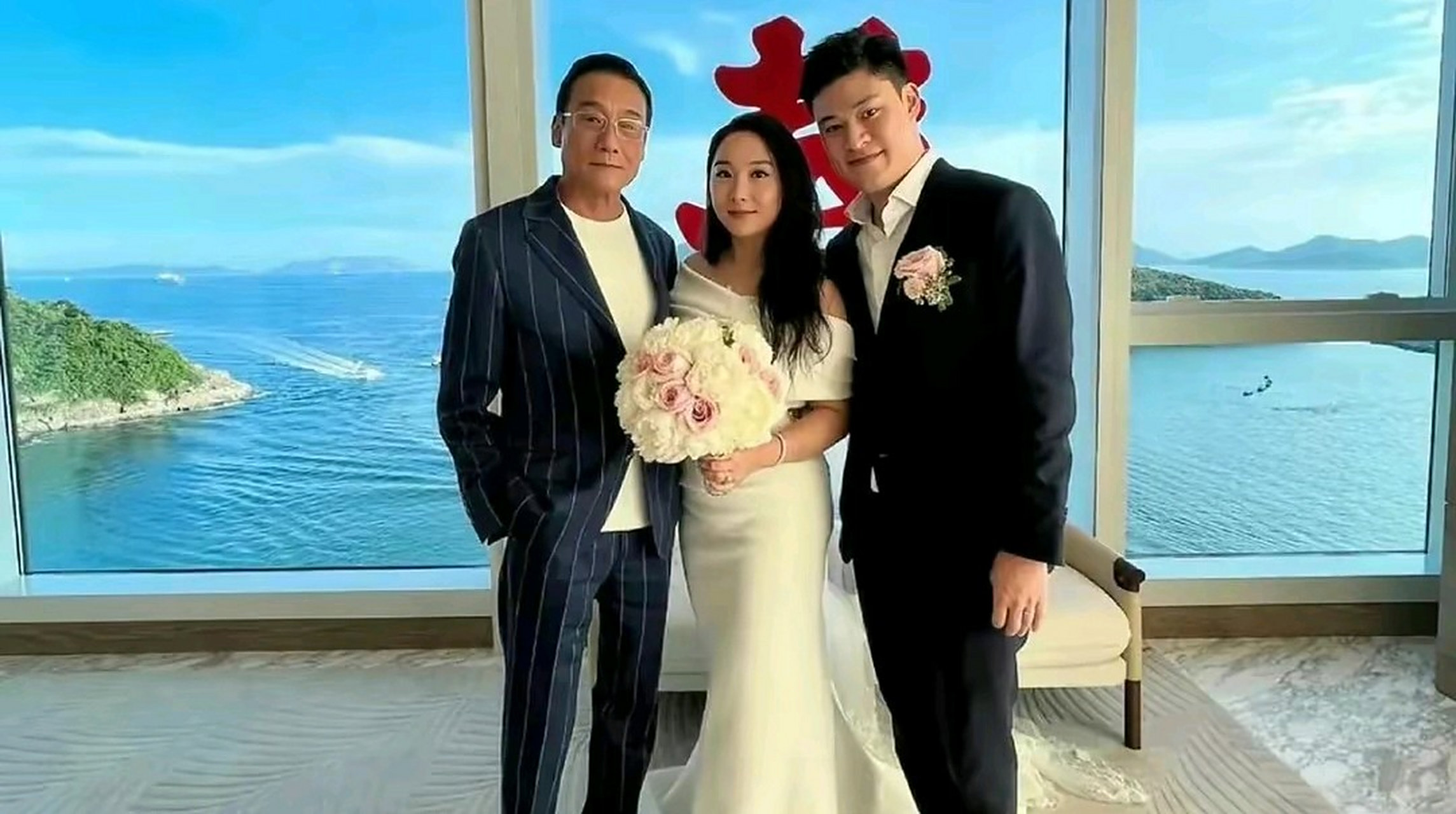 梁家辉今日现身女儿梁颖晨和女婿的婚礼,身穿正装的他与女儿和新女婿