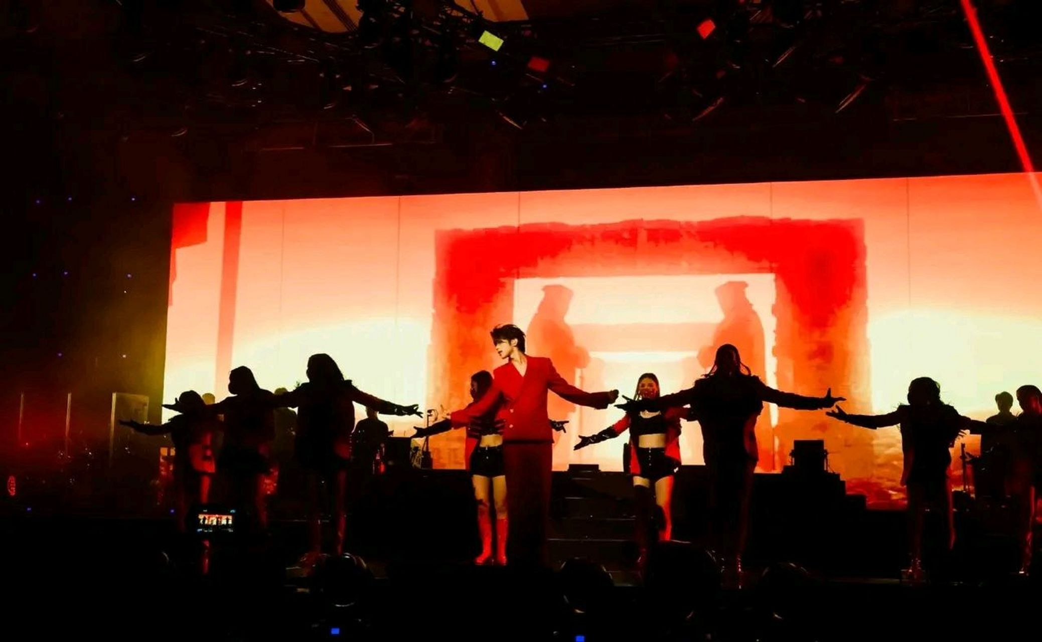 蔡徐坤今天新加坡演唱会哭了.