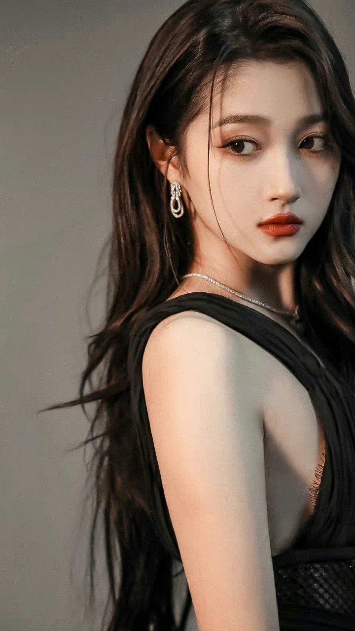 关晓彤的嘴唇是回事?感觉口红画得太出框了,有没有?