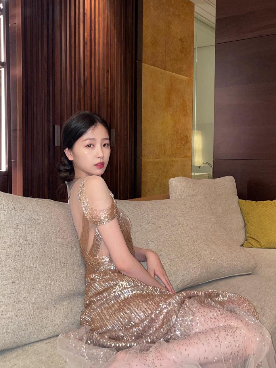 虞书欣,身穿惹火镂空鎏金长裙,性感魅力十足#虞书欣# #30天创作进行时