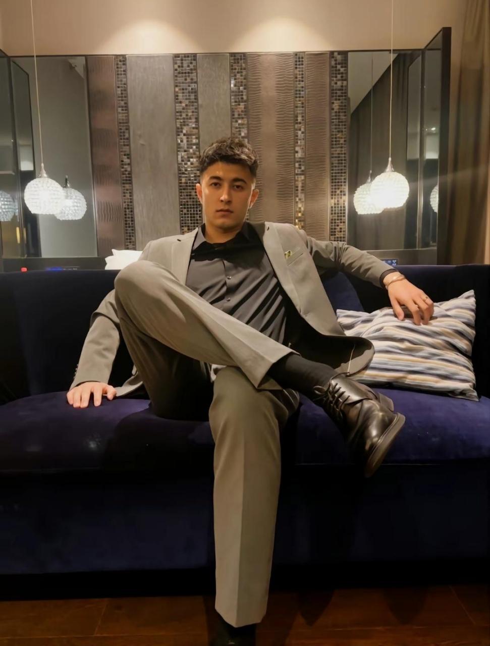 穿正装的新疆小伙子#百家快评