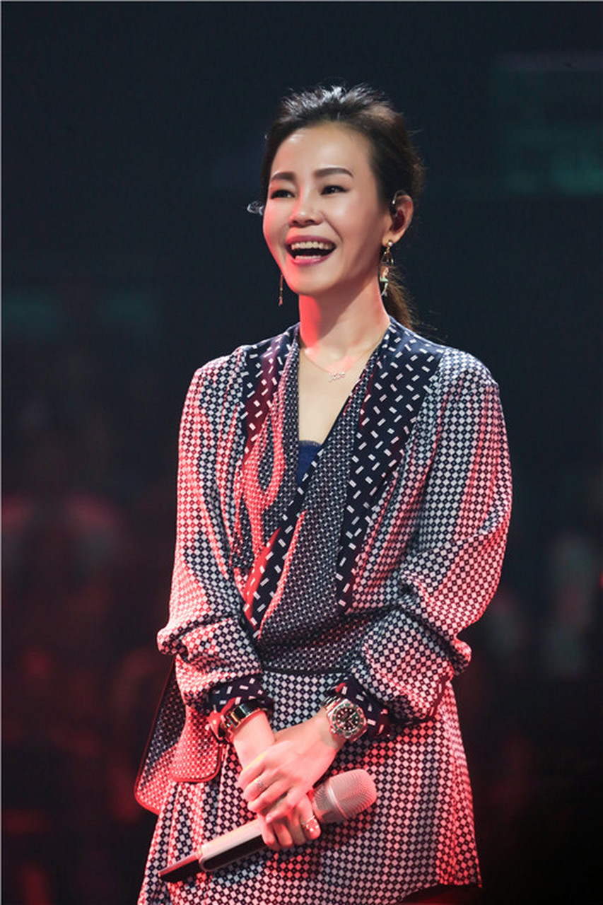 歌手彭佳慧是一位客语(方言一种)歌手,她的首张客语专辑《我在客厅做