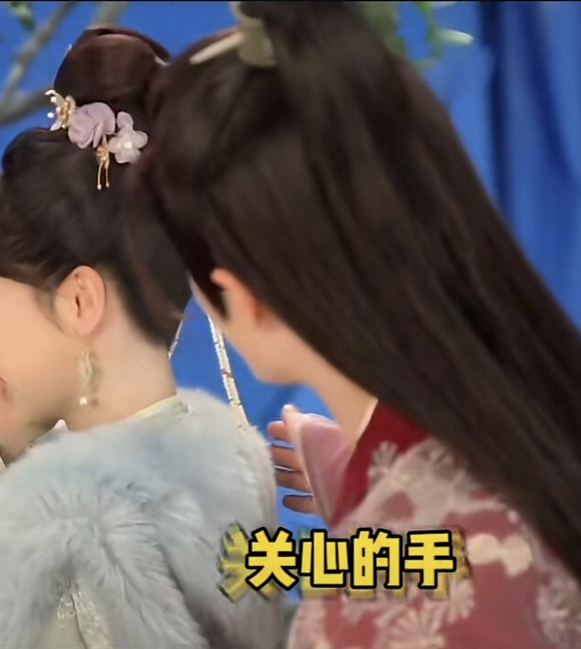 《长相思》里面,相柳为了让小夭以后可以自保,于是借着防风邶的身份