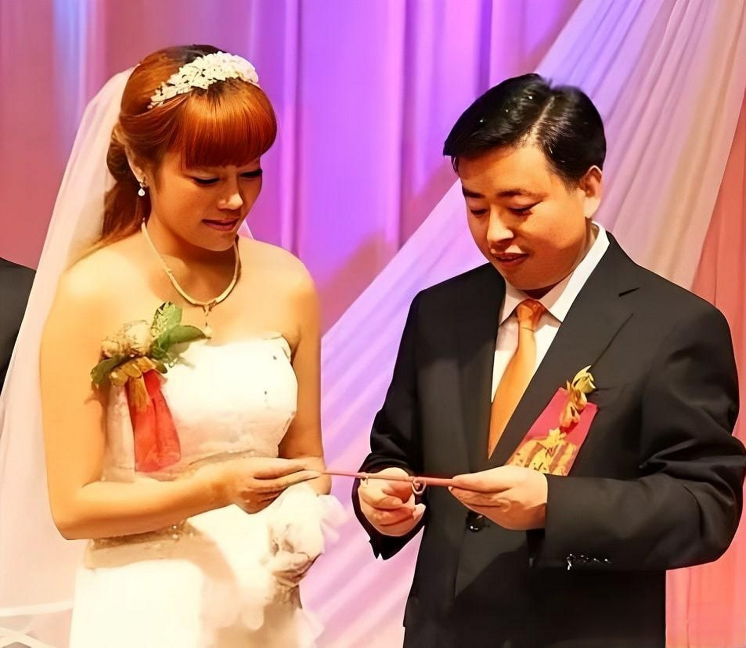 目前个人财富200亿,荣登蚌埠市女首富宝座.