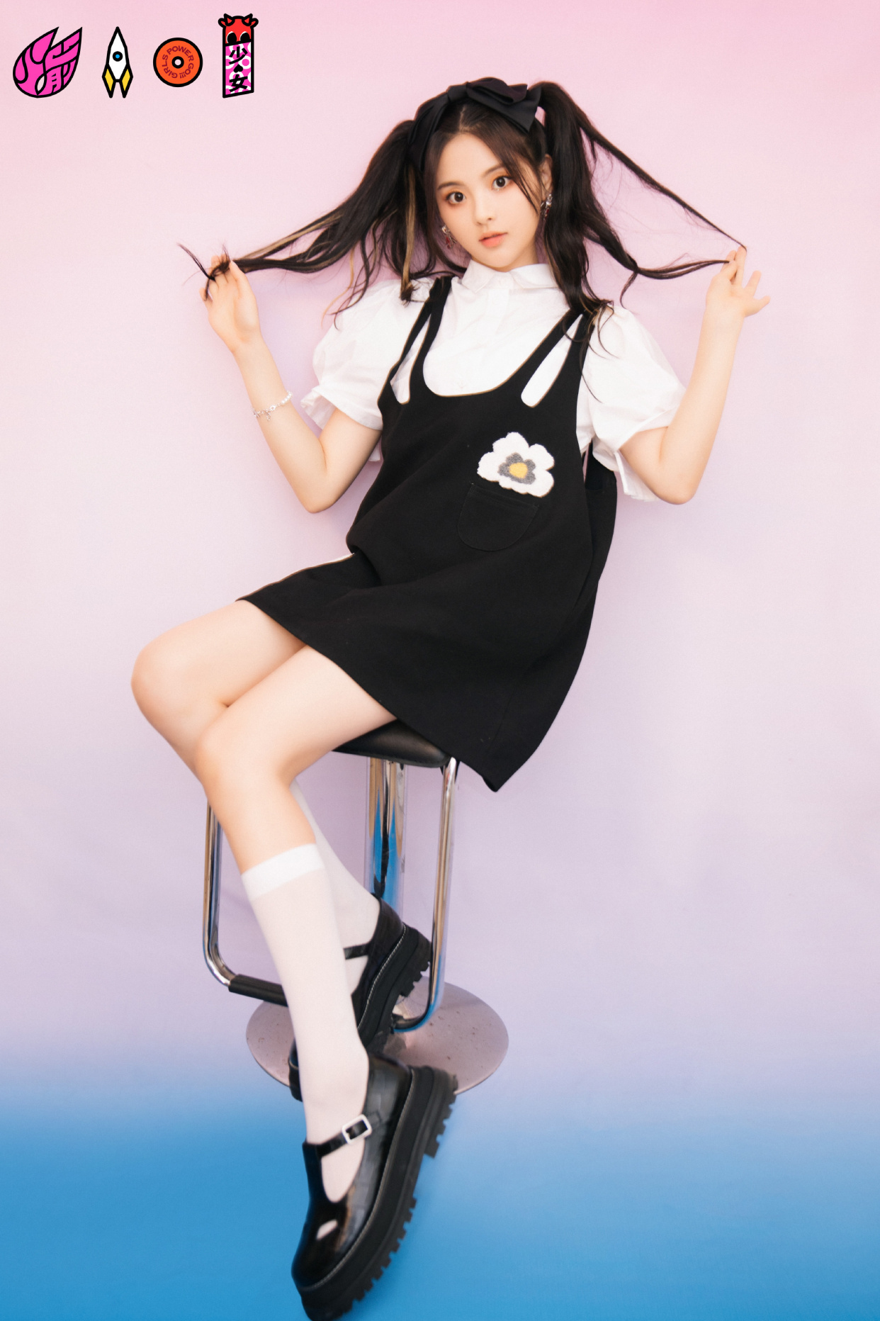 杨超越节目造型分享,脚踩玛丽珍小皮鞋,双马尾甜美又乖巧