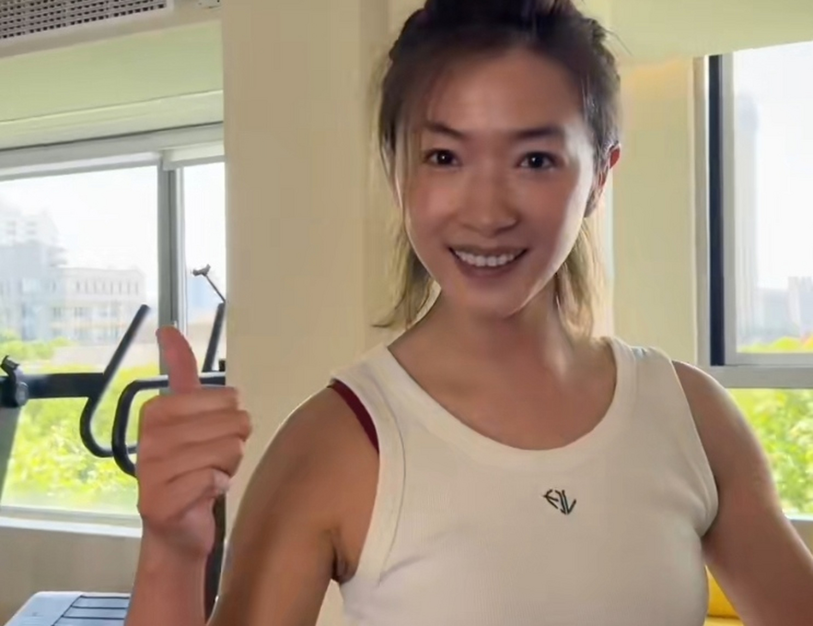 万茜素颜去健身,她的胳膊看起来很健壮,力量感满满,线条也比那些纯瘦