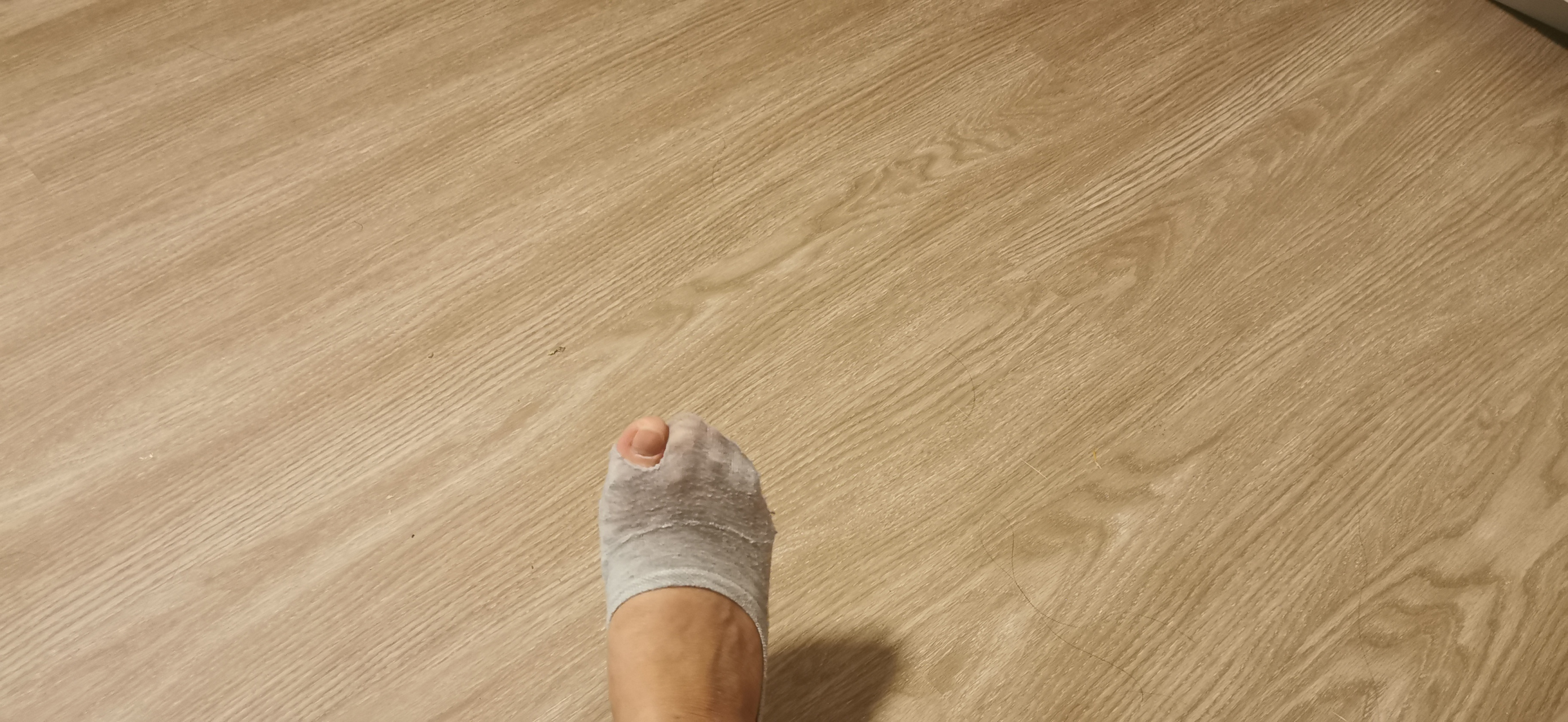 今天出门,刚穿了一天的袜子就露了一个洞,是我的脚趾头太长吗?