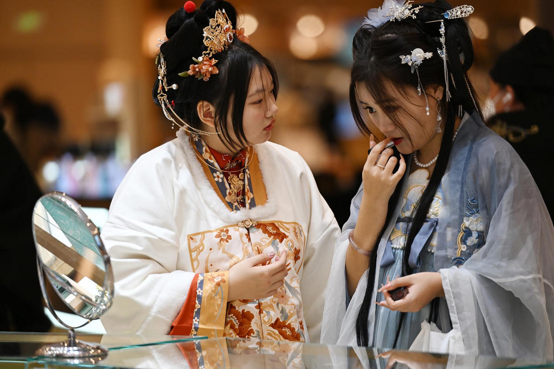 沈阳中街上演汉服巡游#振兴新突破辽宁杠杠滴# #网红打卡地辽宁杠杠滴