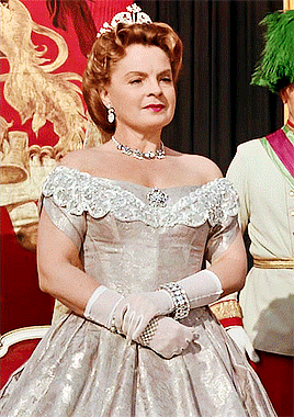 第三十一套:茜茜公主的加冕礼服,搭配了华丽的王冠首饰,头饰后面还有