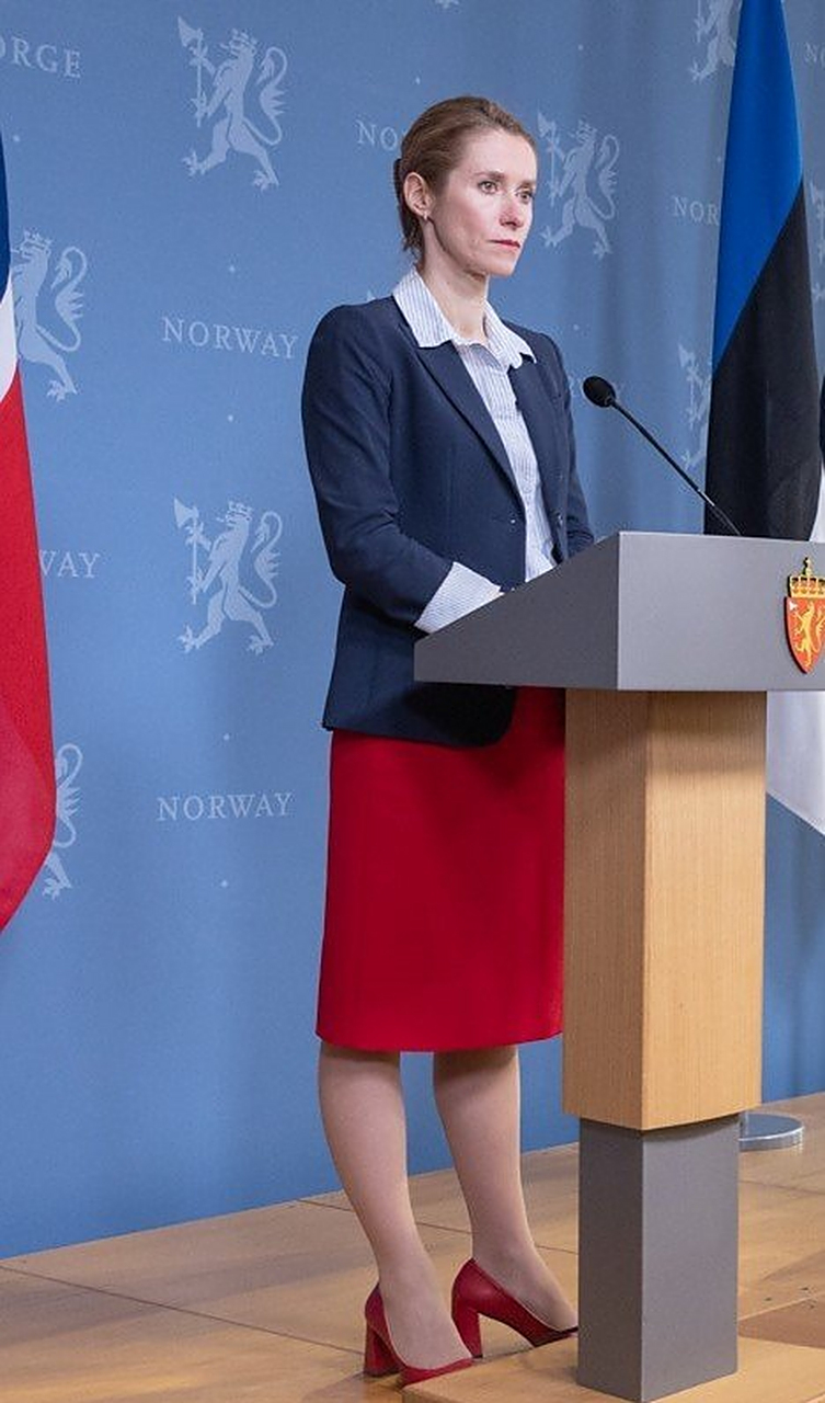 爱沙尼亚总理卡拉斯穿肉丝袜配红高跟鞋接受采访,尽显干练独立女性的