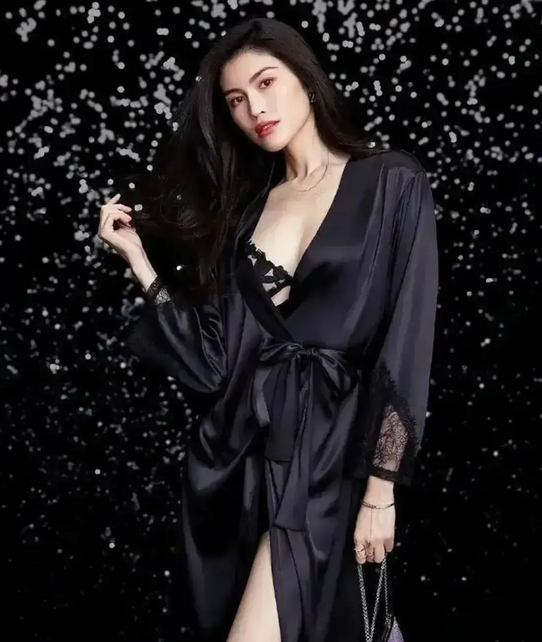 超模何穗,肤白貌美大长腿,非常的性感妩媚,高挑女神,为数不多的登上