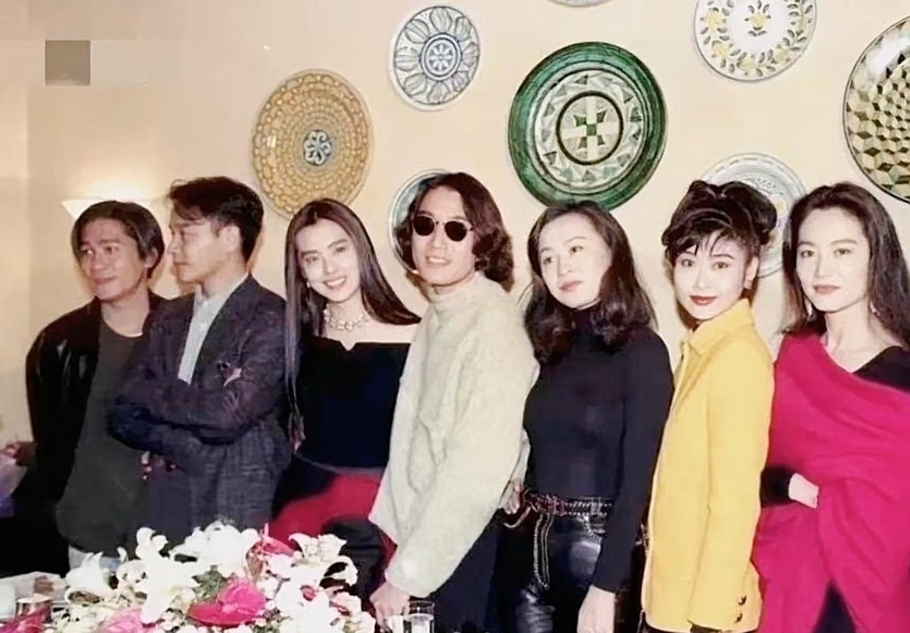 九十年代张国荣,林青霞,王祖贤,梁朝伟,梁家辉等人合影,那时的演员都