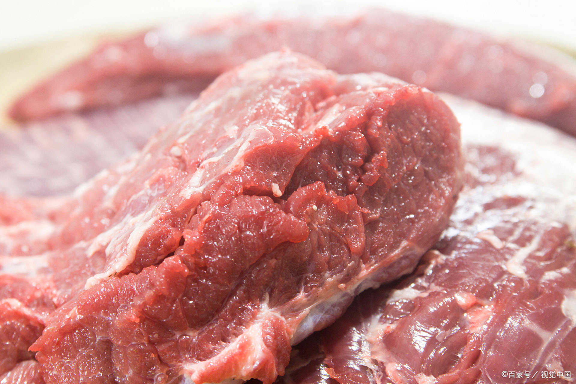 用猪肉冒充牛肉,2400多斤假牛肉被缴获  近日,厦门市鹭江市场监管所