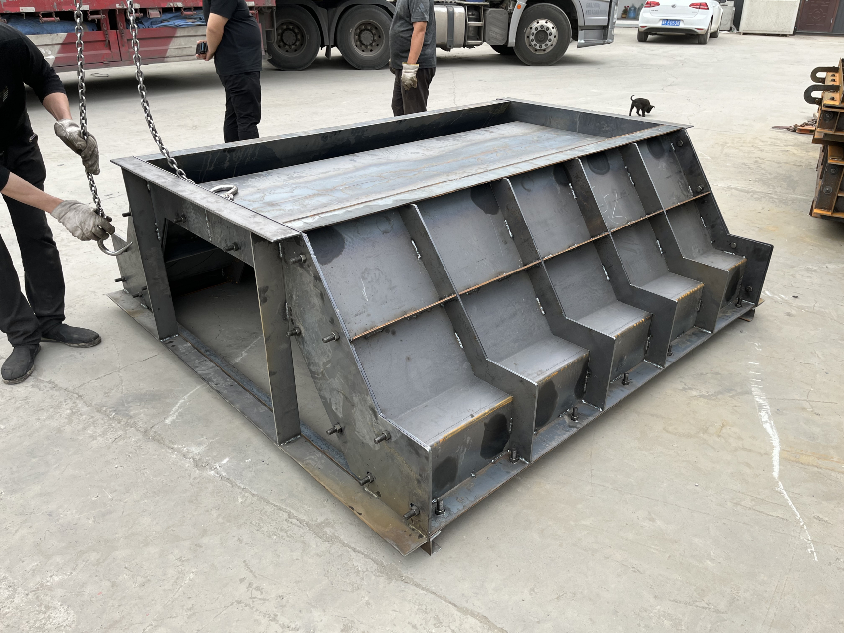 流水槽模具# 矩形流水渠模具的尺寸可以根据实际需求进行定制,但通常