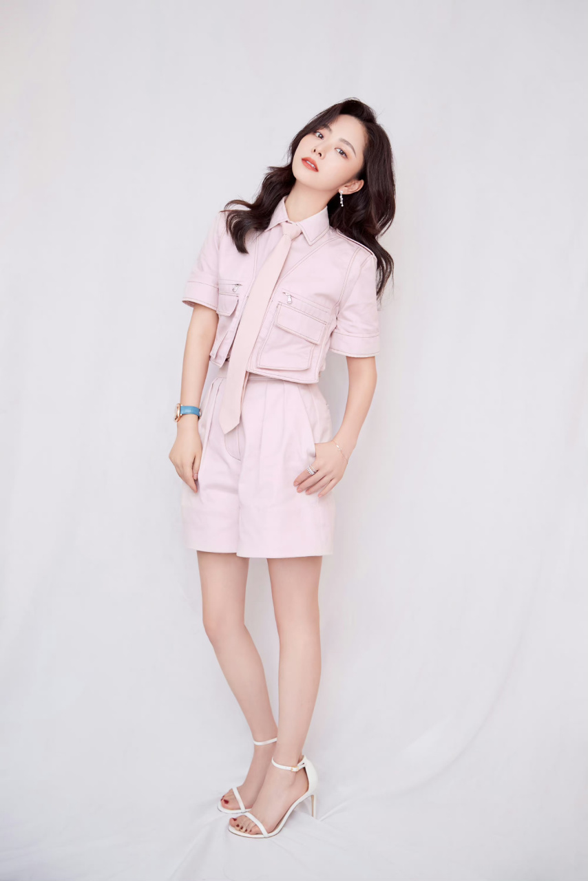 谭松韵和她白嫩的美脚丫