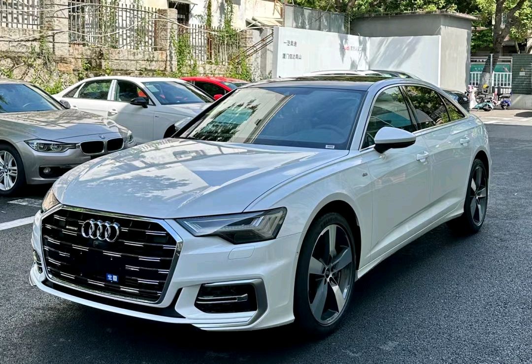 白色奥迪a6受到追捧,清新大气,搭配全新格栅,营造豪华车新风尚