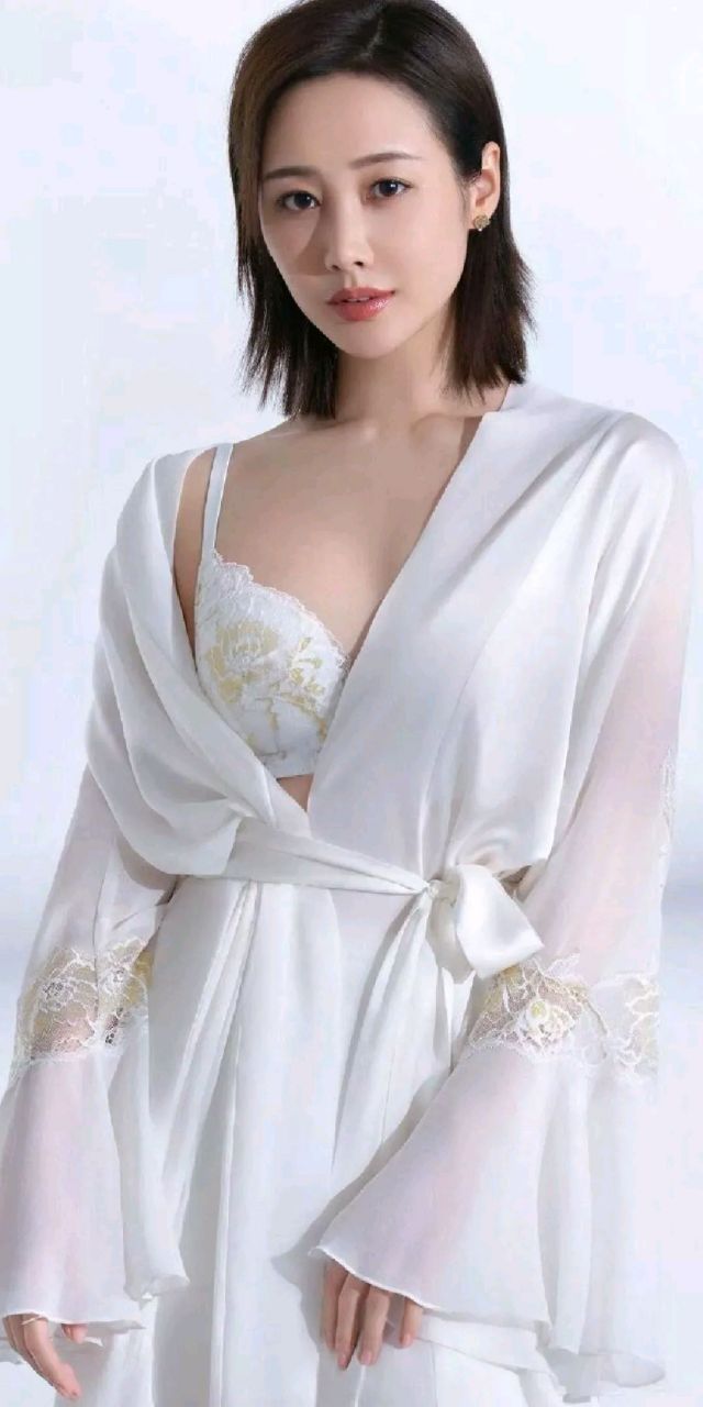 在内衣秀中,李纯展现出了清纯,唯美,迷人的风采,让人印象深刻.