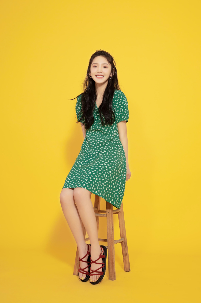 演员章若楠露脚拍摄凉鞋广告,章若楠的脚趾头涂上黄色的指甲油再搭配