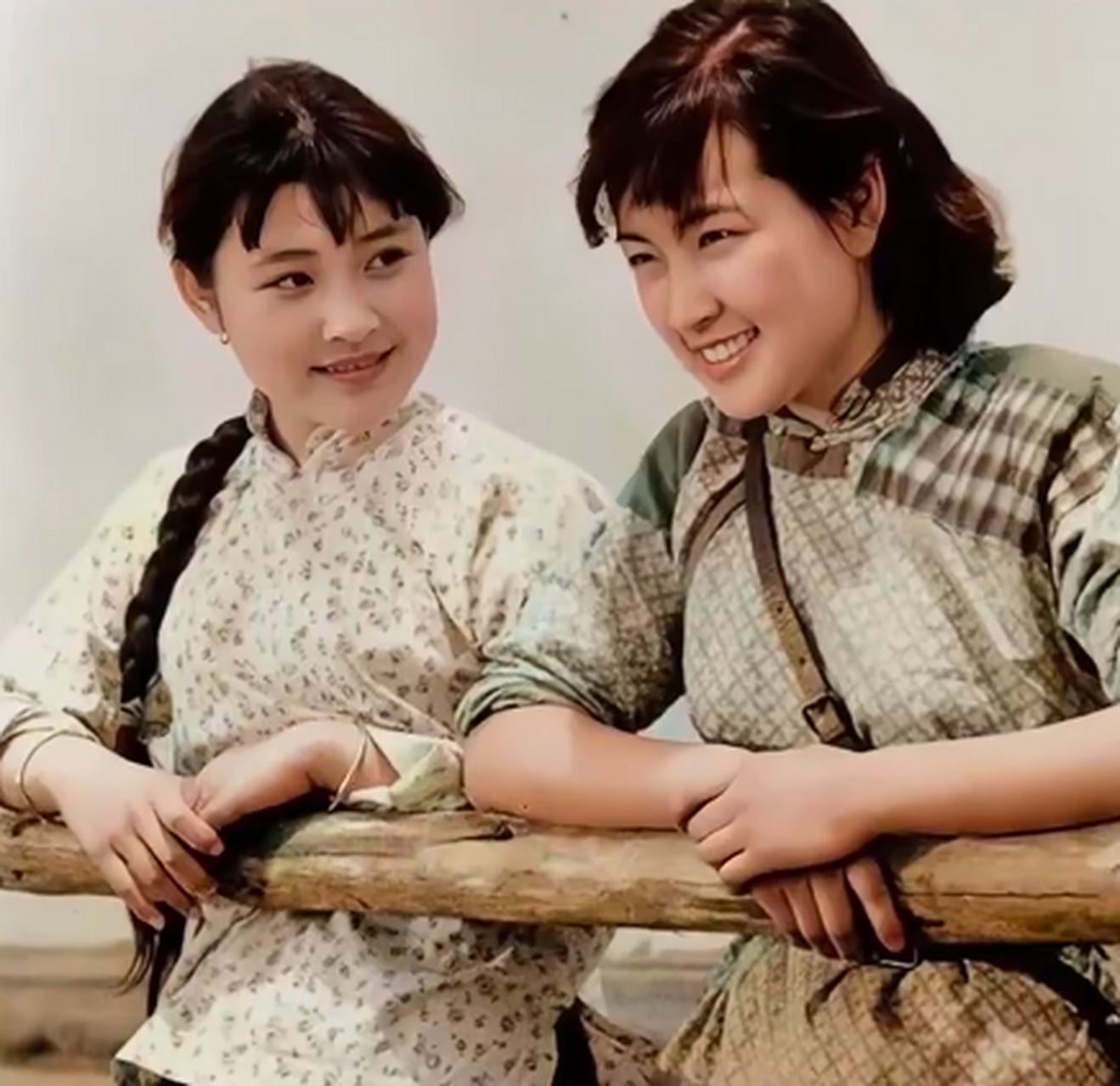 刘晓庆与陈冲的一张珍贵合影,这年刘晓庆27岁,陈冲18岁,两人的相貌