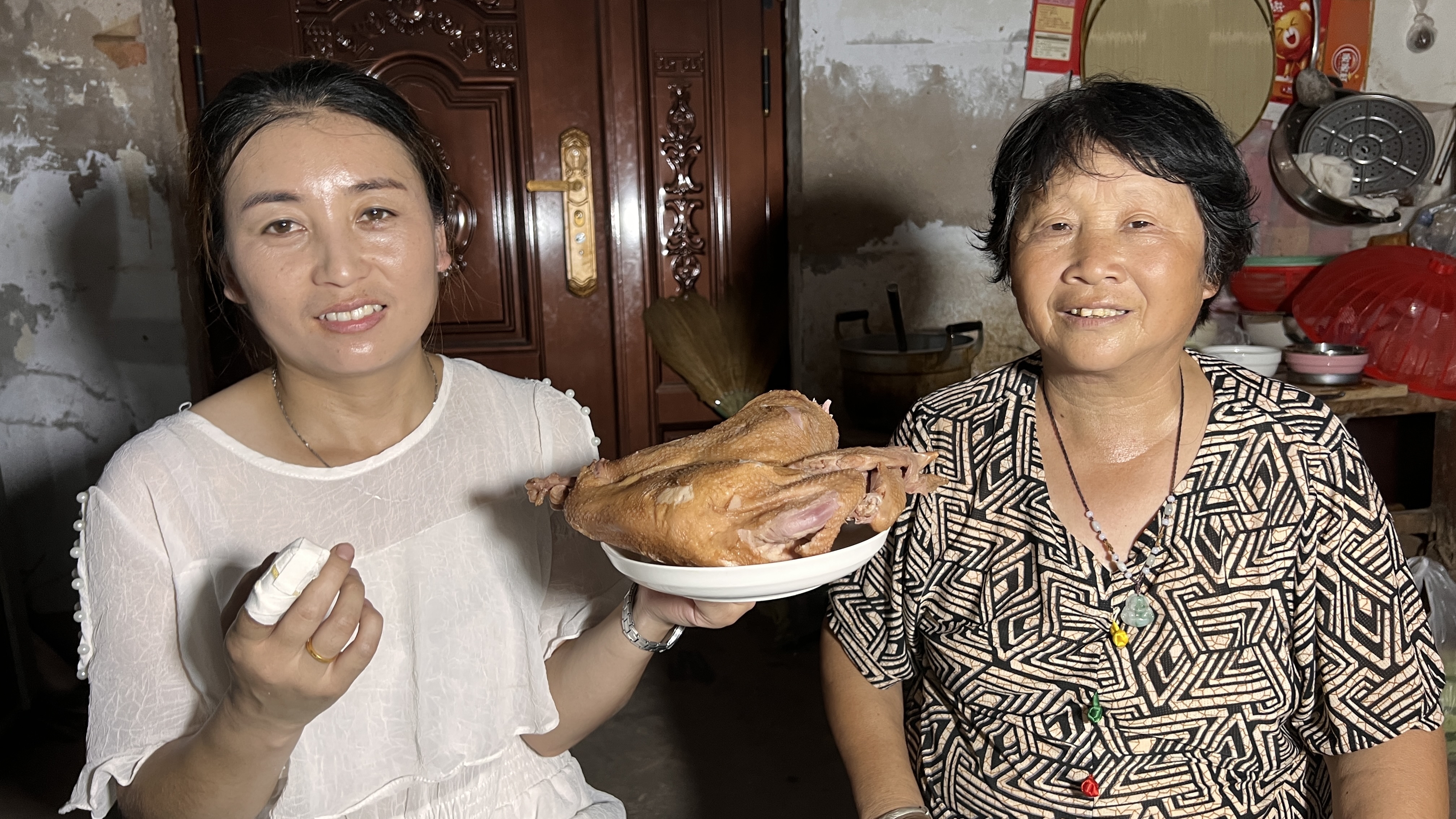 小勇带媳妇回村住,买了道口烧鸡糟鱼,到家娘吃了很香很幸福