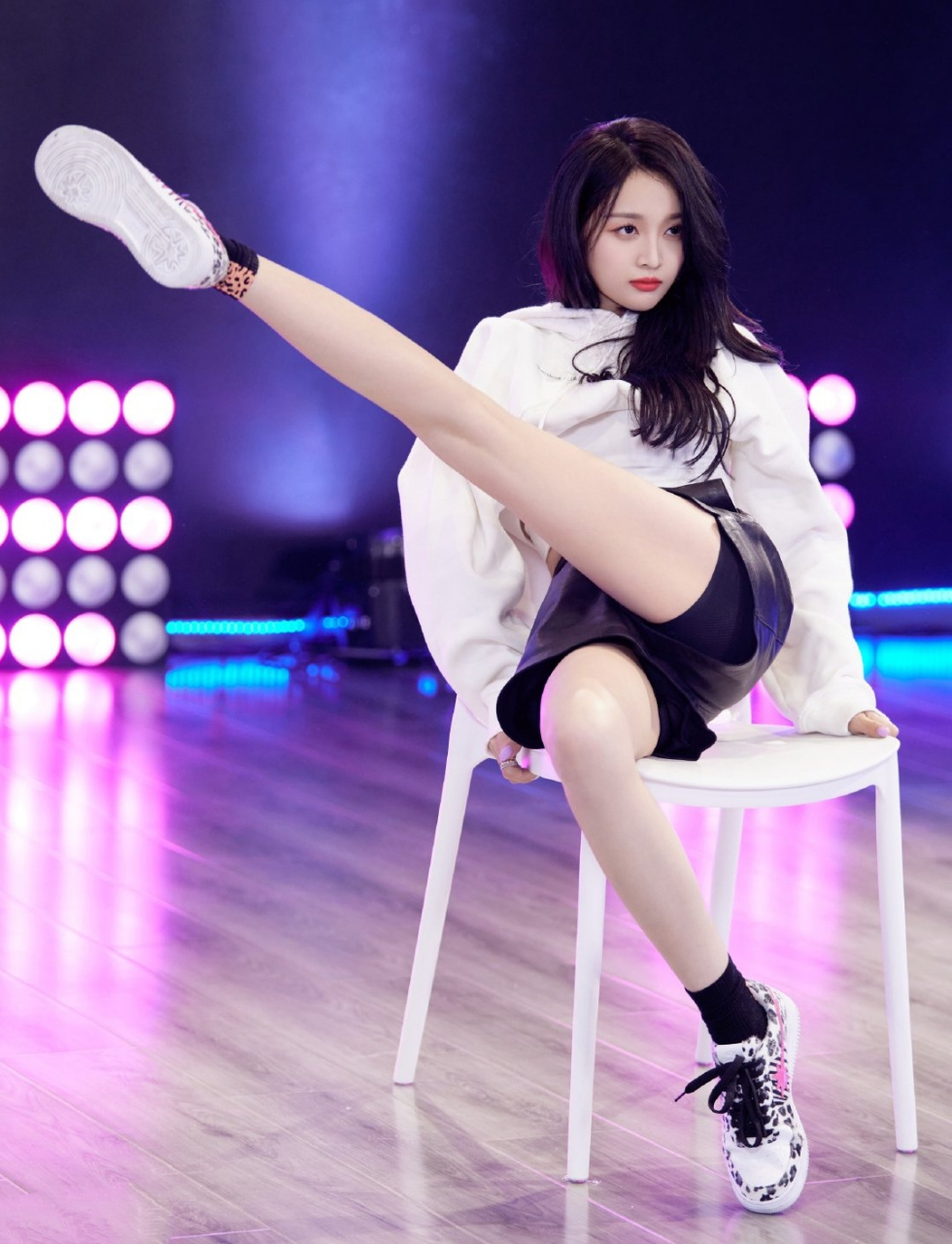 吴宣仪# 跳椅子舞,完美展示一双耀眼的大长腿