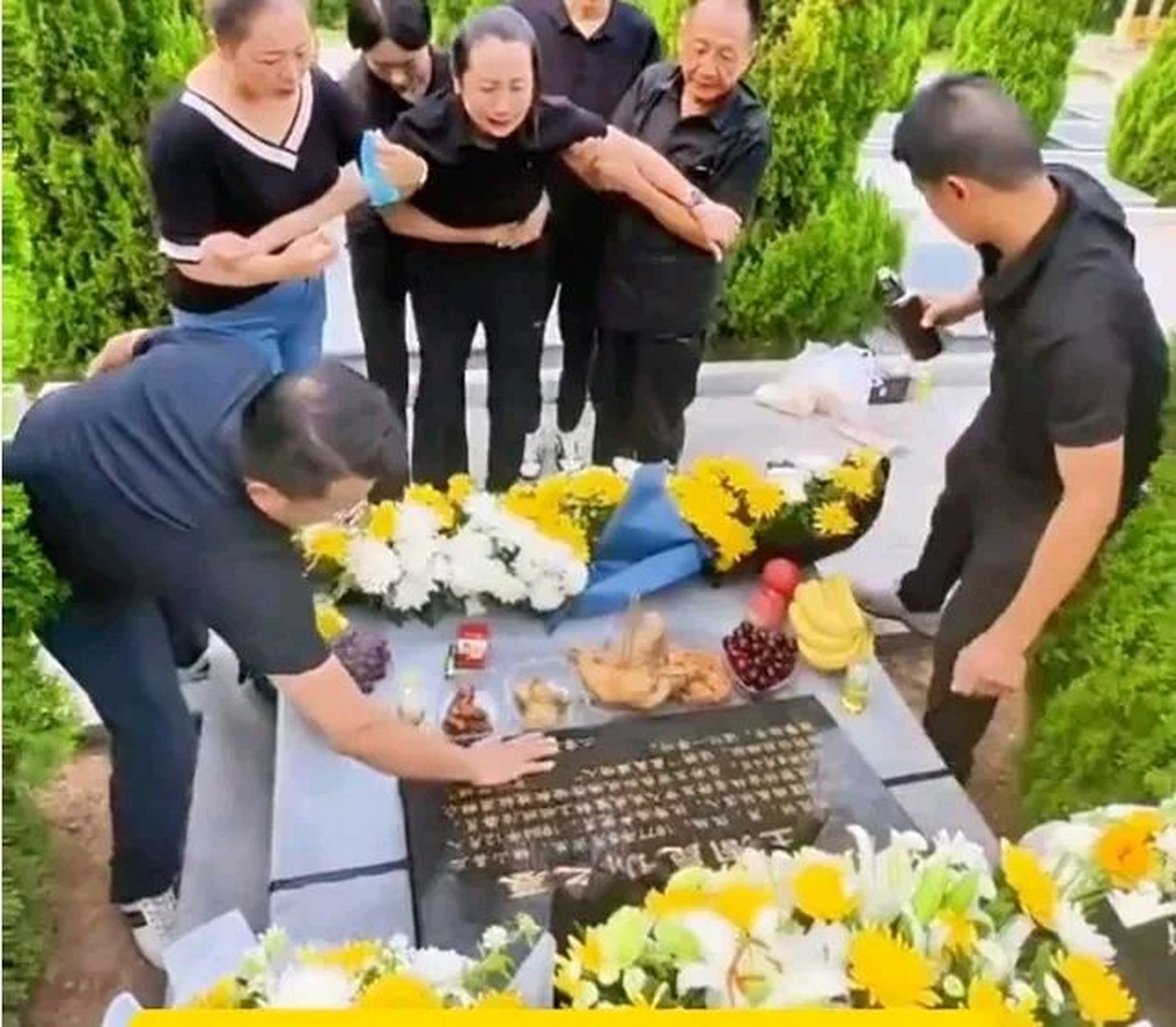 英雄周昆训妻子王佳返回吉林前,去墓地看望周昆训